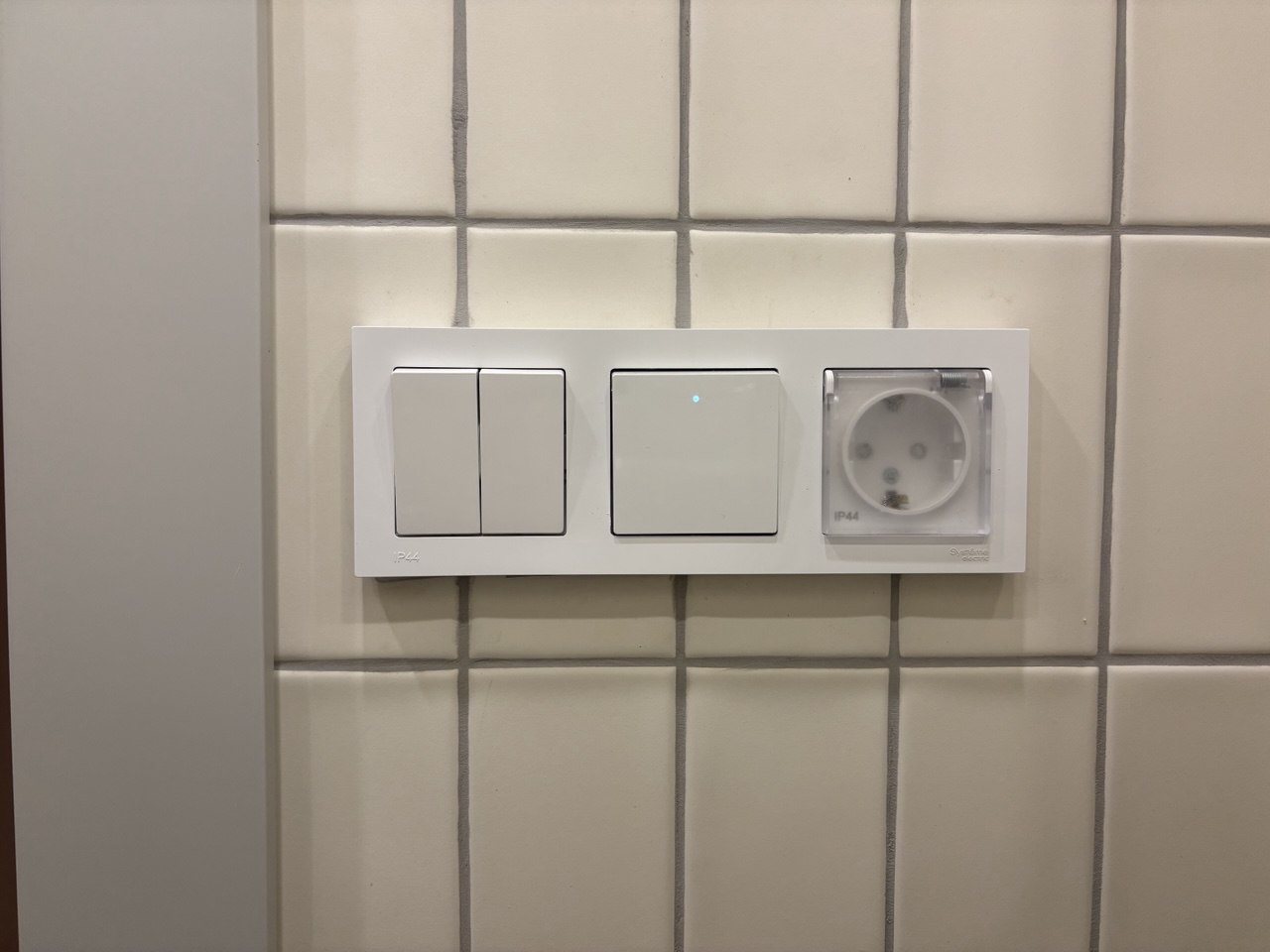 Белый смарт-выключатель в рамке IP44